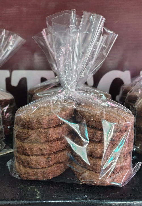 Bolsa de galletas de café artesanales sin azúcar espolvoreada, crujientes y frescas, elaboradas con café natural y empacadas en bolsa transparente para conservar su sabor casero.