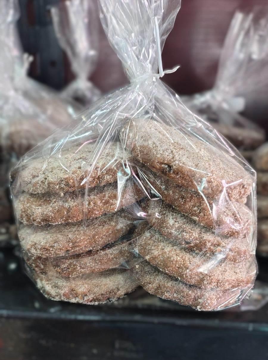 Bolsa de galletas de café artesanal, crujientes y azucaradas, elaboradas con ingredientes frescos y empacadas con bolsa transparente para conservar su sabor casero.