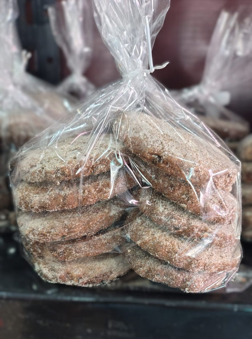 Bolsa de galletas de café artesanal, crujientes y azucaradas, elaboradas con ingredientes frescos y empacadas con bolsa transparente para conservar su sabor casero.